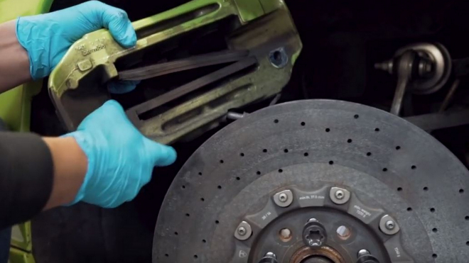 Majitel Lamborghini si sám vyměnil drahé karbon-keramické brzdy, vyvrátil mýty o nich