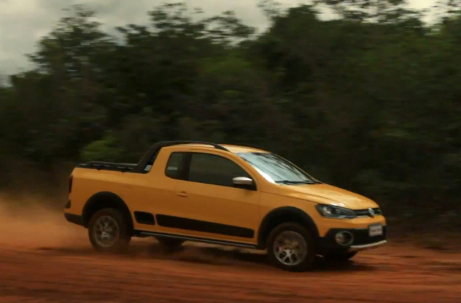 Volkswagen Saveiro 2013: inovovaný mini-pick-up poprvé v akci (videa)