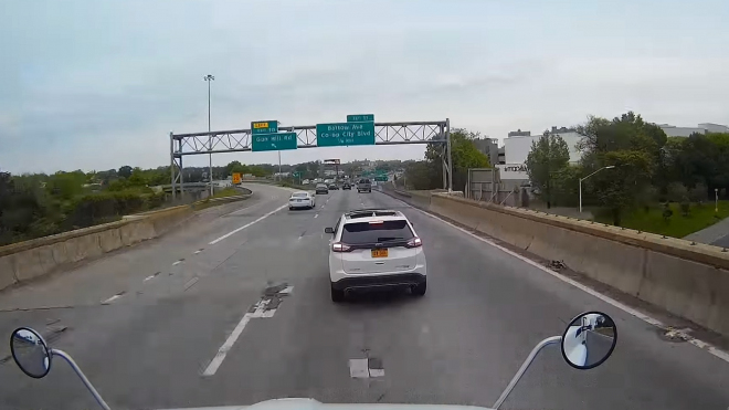 Žena v SUV se rozhodla vybrzďovat obří truck. Jak to jen mohlo dopadnout?