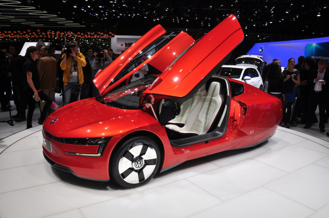 Volkswagen XL1 se na novém videu poprvé ukazuje v provozu v produkční verzi (+ živé foto)