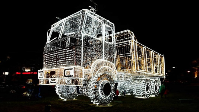 Tohle není skutečný náklaďák, ale obří vánoční výzdoba podle našeho gusta