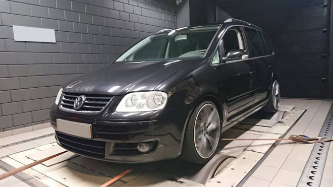Někdo nacpal do rodinného MPV motor s 373 koňmi. Výsledek je spáč k pohledání