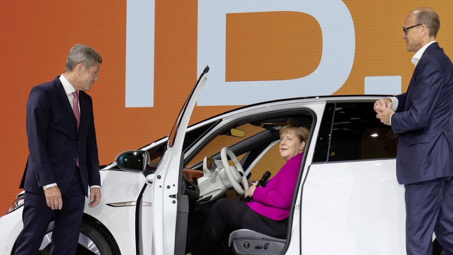 Evropa je na tom opravdu mizerně, Angela Merkel slibuje pomoc firmám, které sama potápí