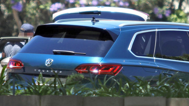 VW si nedal pozor, nový Touareg přistihli bez špetky maskování při focení katalogu