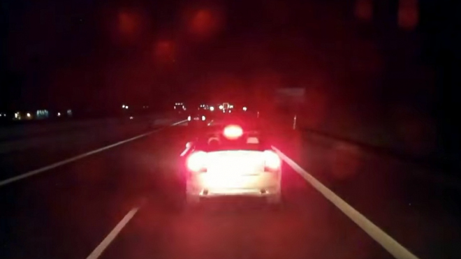 Řidič osobáku zkusil na dálnici D2 vybrzdit kamion. Jak to asi mohlo dopadnout?