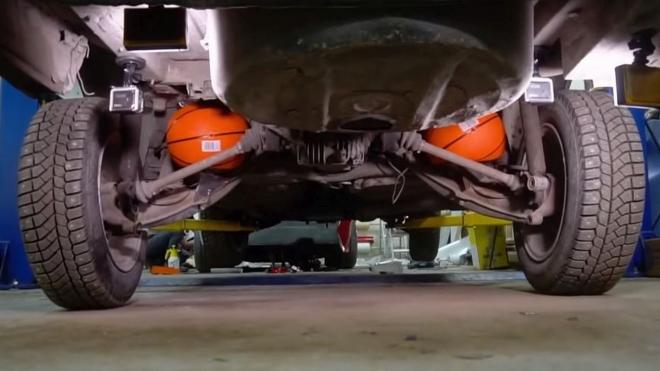 Rus zkusil starému autu levně nadělit odpružení drahých vozů, na chvíli uspěl