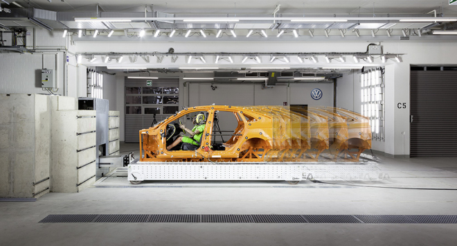 VW chce stavět nejbezpečnější auta světa. Jeho nové interní testy jsou doslova brutální