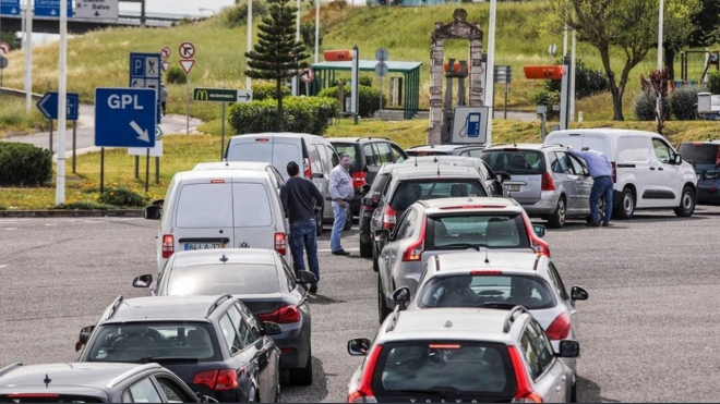 V Portugalsku začíná docházet benzin a nafta, ubývá už i zboží v obchodech