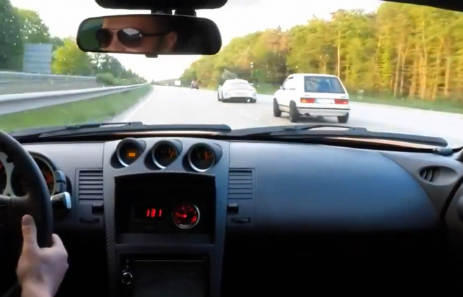 Porsche 911 GT3 a Nissan 370Z závodily na dálnici, pak jim vytřel zrak VW Golf I (video)