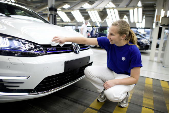 VW obnoví výrobu Golfu a Passatu, s dodavateli se dohodl po 20 hodinách jednání