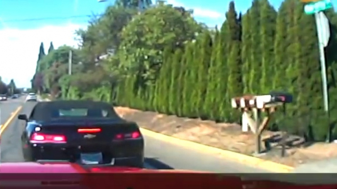 Řidič Chevroletu nesmyslně vybrzďoval, spravedlnost si ho našla záhy (video)