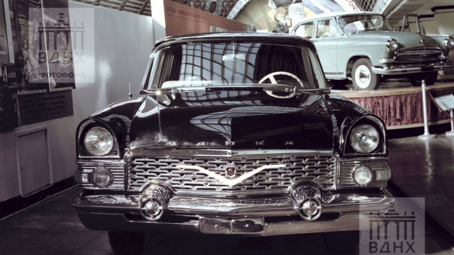 Vzácné fotky ukazují, jak to vypadalo na výstavě aut v SSSR v roce 1961