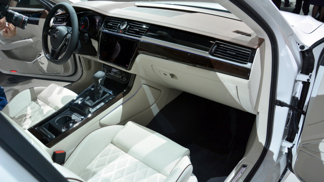 VW odhalil svůj nejluxusnější model ve verzi GTE, prohlédněte si ho do detailu