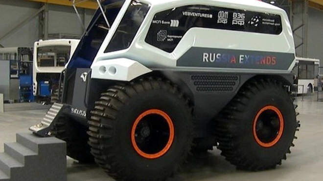 Rusové představili nový polární autobus, většinu auta na něm zabírají kola