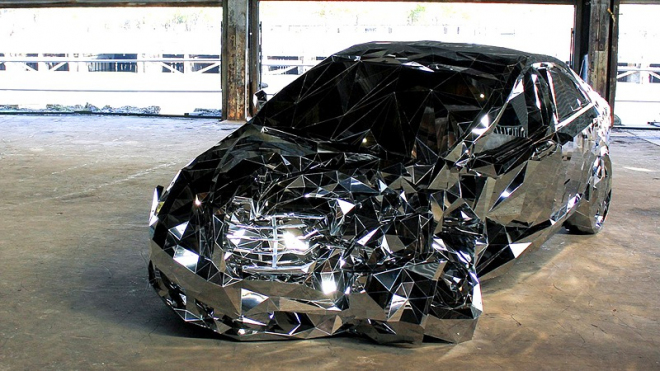 Umělec stvořil sochu vraku luxusního Mercedesu, je v ní cosi magického