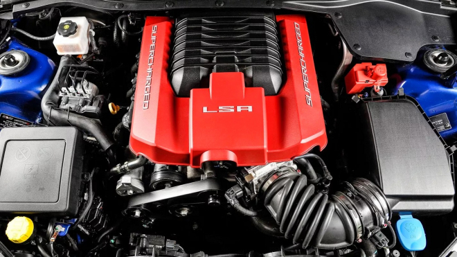 Tohle je nejšílenější sedan, který teď lze koupit v Evropě. Má 595 koní a manuál