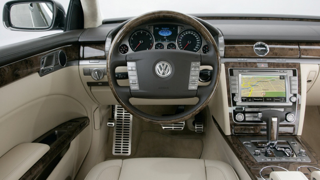Vyplatí se koupit jetý luxusní VW Phaeton? Prodává se dnes za zlomky původních cen