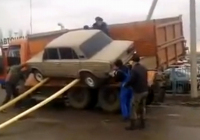 Pat a Mat na ruský způsob: vykládat Ladu z náklaďáku po prknech nemohlo vyjít (video)