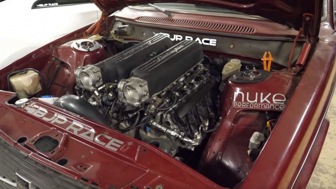 Muž cpe do 44 let starého kombíku Volva V10 Lamborghini, je to sleeper k pohledání