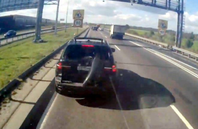 Ruský vybrzďovač dostal lekci, s BMW X5 chtěl trápit kamion (video)