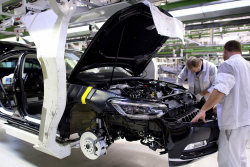Ironie: VW uprostřed honby za elektrickým snem omezuje výrobu elektromobilů a zavádí extra směny na spalovací auta