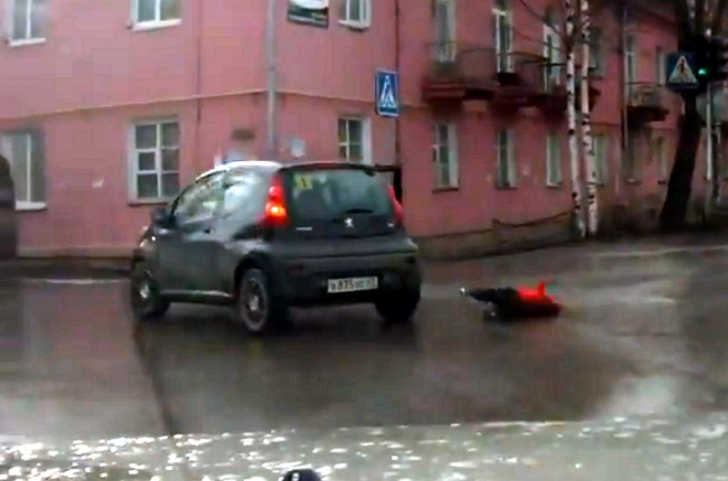Rusce vypadlo dítě z auta, titul matka roku už asi nezíská (video)