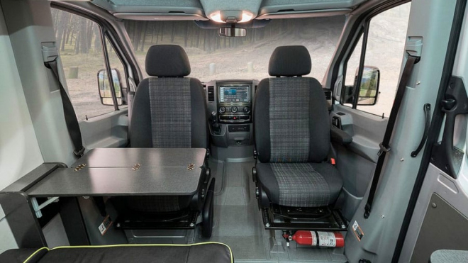 Tento malý obytňák nezastaví skoro nic, dvěma nabízí hotel kdekoli v divočině