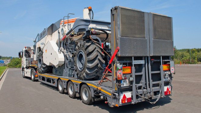 Tato obří mašina na opravu silnic sama bleskově vymění starý povrch za nový