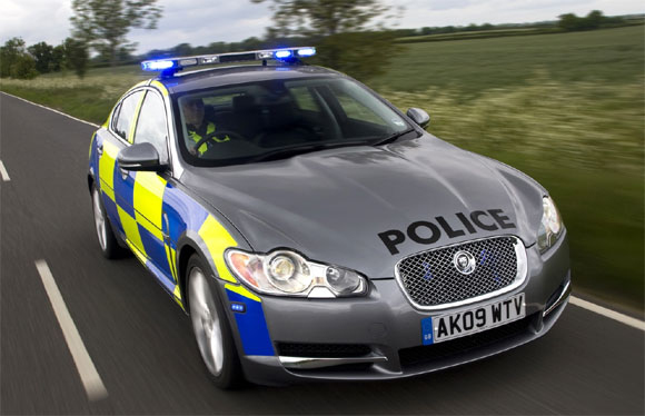 Jaguar XF v barvách britské policie