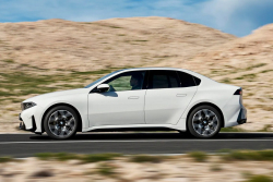 BMW začalo &bdquo;předčasně&rdquo; prodávat novou i3. Pohádku o zájmu mu nebaštíme, prodat ji s jejími parametry, cenou i vnitřkem bude oříšek