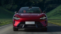 Čínské Ferrari za cenu Octavie se prohnalo po Severní smyčce Nürburgringu. A je rychlé, pořád ale nestačí na o 450 koní slabší kombík