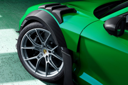 Sada sportovních doplňků pro Porsche Taycan už se prodává a stojí šílené peníze, ty Němci chtějí i za falešné řazení