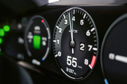 Fiktivní motor Porsche s fiktivním řazením a fiktivním zvukem ukázal v praxi svou směšnou faleš, je to absurdita od A do Z