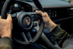 Porsche v zoufalosti přidalo svému největšímu propadáku kompletně falešné řazení, nic neukazuje bezradnost automobilek lépe