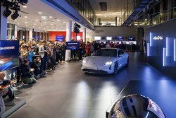 Porsche po sázce na mrtvého koně prchá z největšího trhu, přišlo o víc jak polovinu zákazníků a dál se propadá