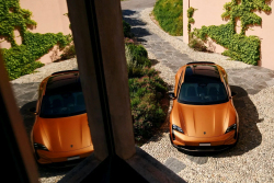 Porsche Taycan nekupuje už skoro nikdo, tento muž si ale pořídil hned čtyři. A není to Bohumil Stejskal