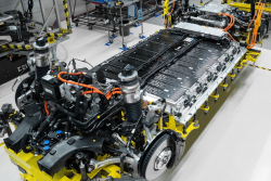 Slováci zahájili výrobu elektrického Porsche Cayenne, jeho velmi pravděpodobné fiasko poznají z první ruky