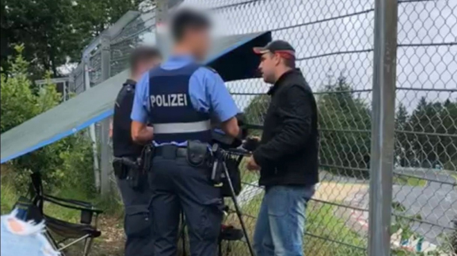Známého youtubera od Nürburgringu odvedla policie, okruh mu zakázal natáčet