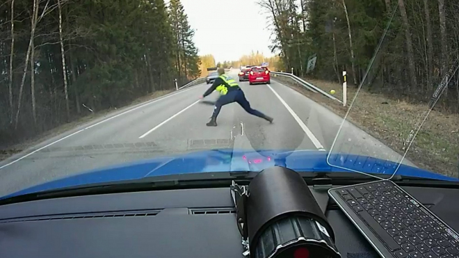 Policista předvedl, jak dokonale zastavit ujíždějící vůz. Česká policie se může učit