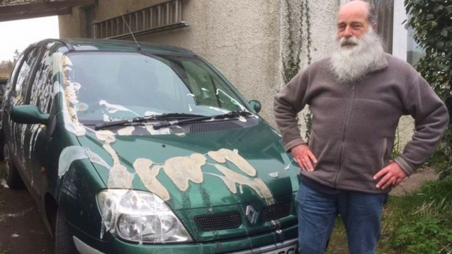 Neznámá žena terorizuje motoristy v malé vesnici, auta jim leptá kyselinou