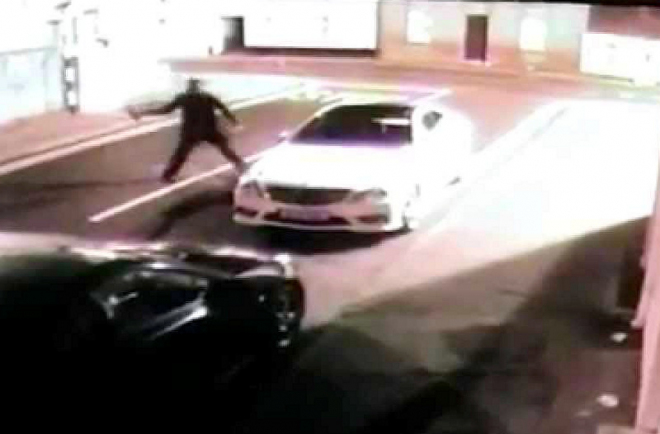 Zloděj se chtěl dostat do Mercedesu cihlou, cihla si ale našla jeho (video)