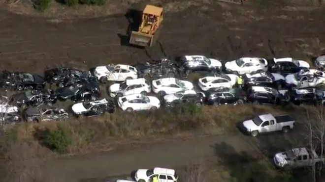 V USA bylo zničeno 100 nových BMW naráz, bagry je už jen dorazily (video)