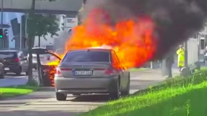 Nespokojený zákazník BMW dál terorizuje značku, před jejím sídlem zapálil řadu 7