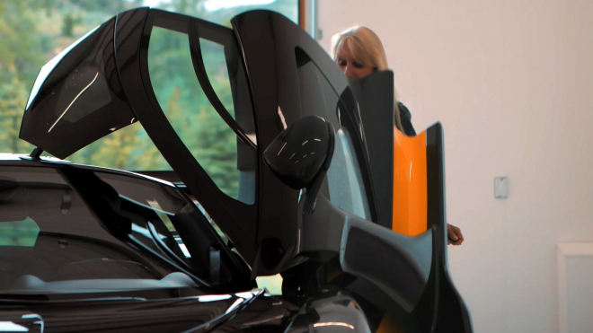 Žena z hor podlehla kouzlu McLarenů, v neobvyklém prostředí provozuje celou sbírku