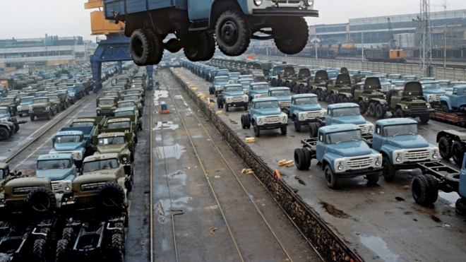 Rusové nacpali do náklaďáku z dob SSSR motor BMW M, se 700 koňmi šokuje všechny