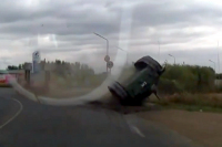 Takhle to vypadá, když vám z kamionu za jízdy spadne tank (video)