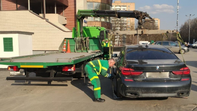 Majitel vrcholného BMW tak dlouho parkoval bez zaplacení, až mu zabavili auto
