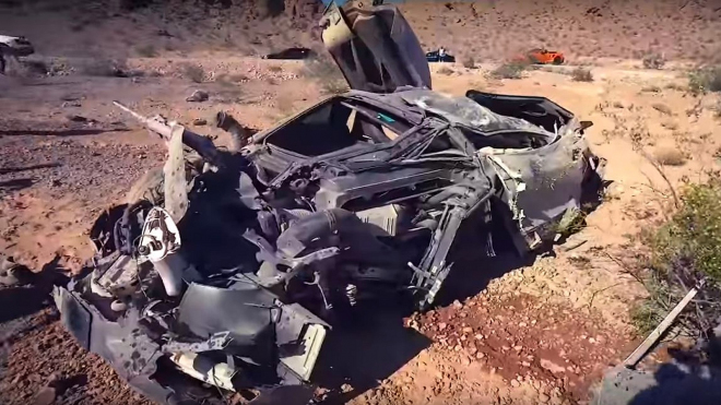 Policie našla u silnice opuštěný, totálně zničený supersport. Uvnitř nikdo nebyl