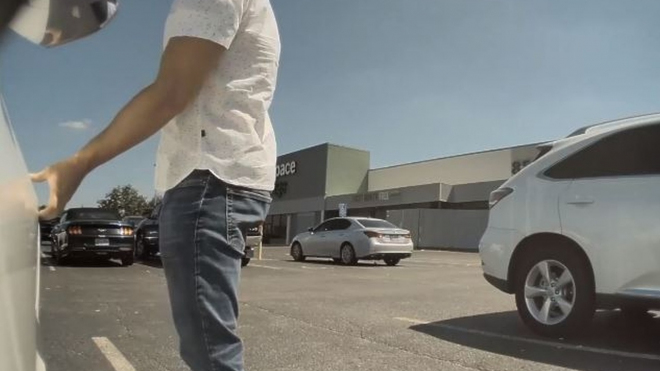 Řidič i se spolujezdkyní si spletli zaparkovanou Teslu se svým Hyundai