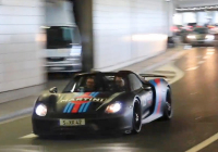 Padesát superaut při půjezdu tunelem „F1“ v Monaku je pastva pro uši (video)